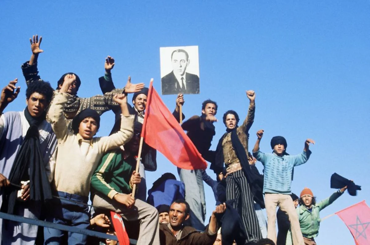 Des volontaires marocains participant à la Marche Verte quittent au camp d'Aït Meloul, le 25 octobre 1975, en route vers la frontière espagnole du Sahara. Ce territoire passera sous administration marocaine avec l'accord hispano-maroco-mauritanien de Madrid du 14 novembre 1975.                                                      Photo by Georges Bendrihem/AFP