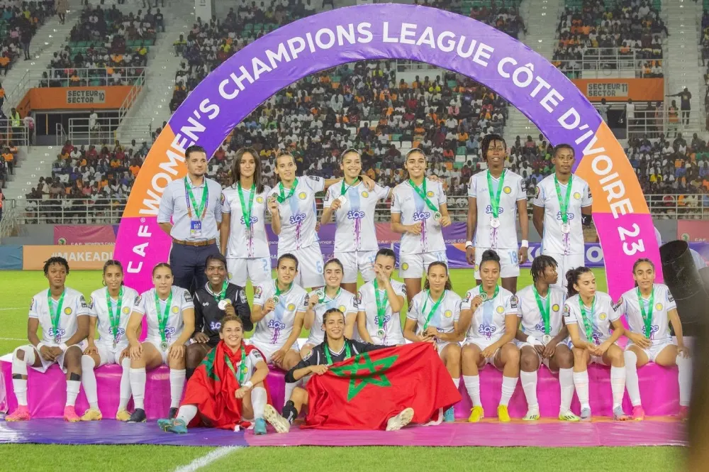 Les joueuses du Sporting Casablanca arborant leurs médailles d'argent au terme de la finale de la Ligue des champions contre le Mamelodi Sundowns.