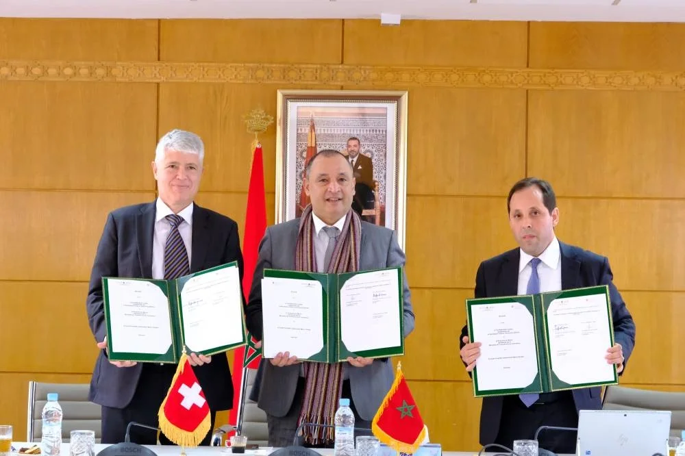 L'accord sur la propriété intellectuelle a été signé par Ryad Mezzour, l'Ambassadeur de Suisse au Maroc, Guillaume Scheurer, et le DG de l'OMPIC.