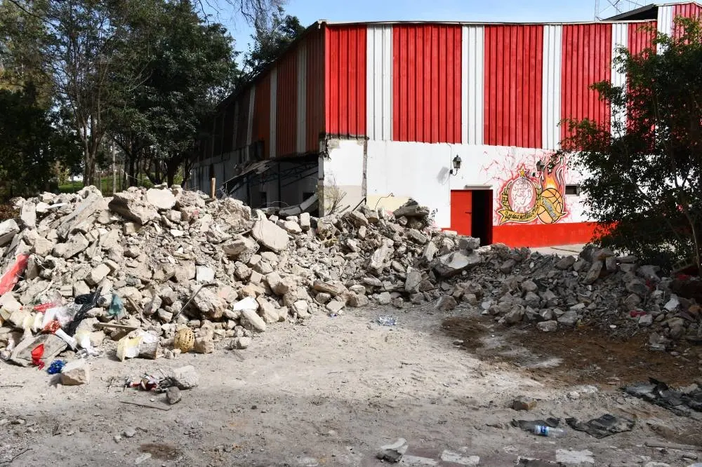 Les images de la démolition ont suscité l'émoi de plusieurs amateurs du basket, particulièrement chez les Wydadis. Ph. Sradni