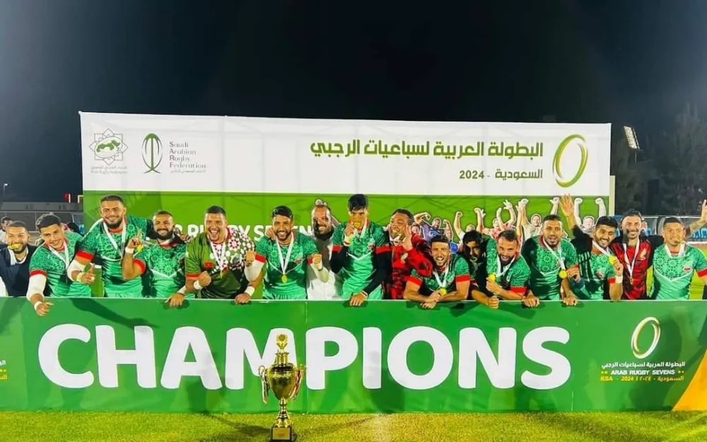 Les membres de l'équipe nationale de rugby à sept avec le Trophée du championnat arabe.