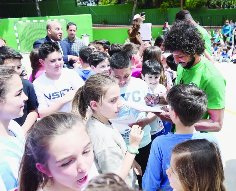 نجوم الأخضر يتركون أثرًا اجتماعيًا في مدرسة إسبانيةّ