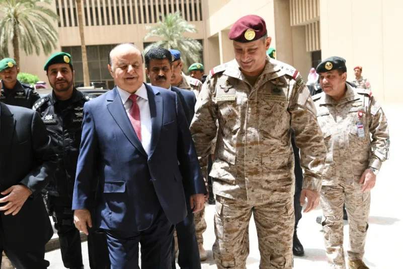 الرئيس اليمني يزور قيادة القوات المشتركة