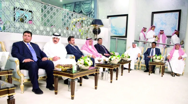 خادم الحرمين يستقبل الرئيس اليمني بحضور أمراء المناطق