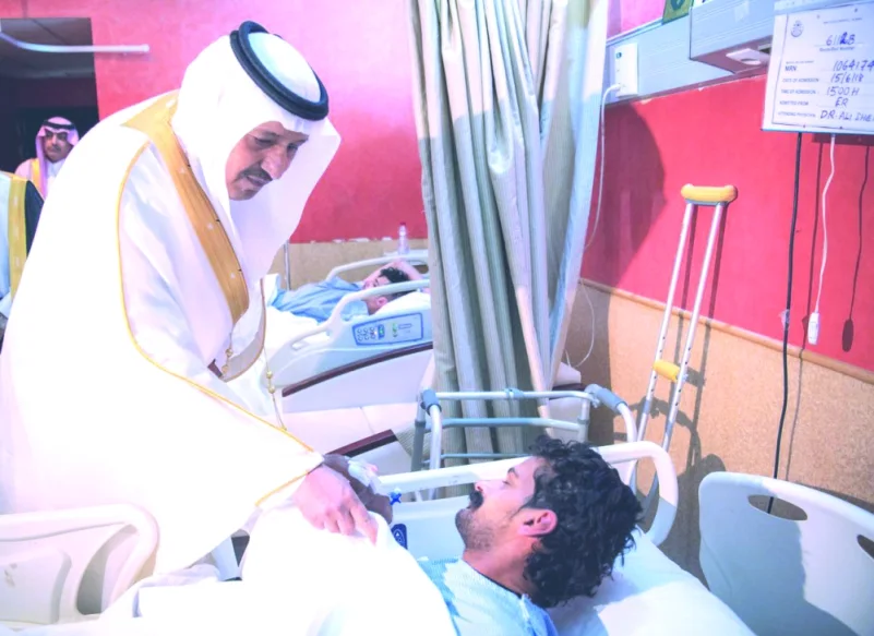 أمير الباحة يهنئ المنومين في مستشفى الملك فهد بالعيد