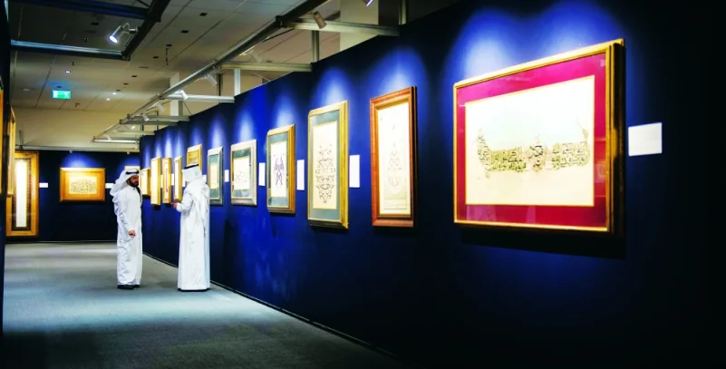 111 لوحة تجسد فنون الخط العربي في معرض بالمدينة