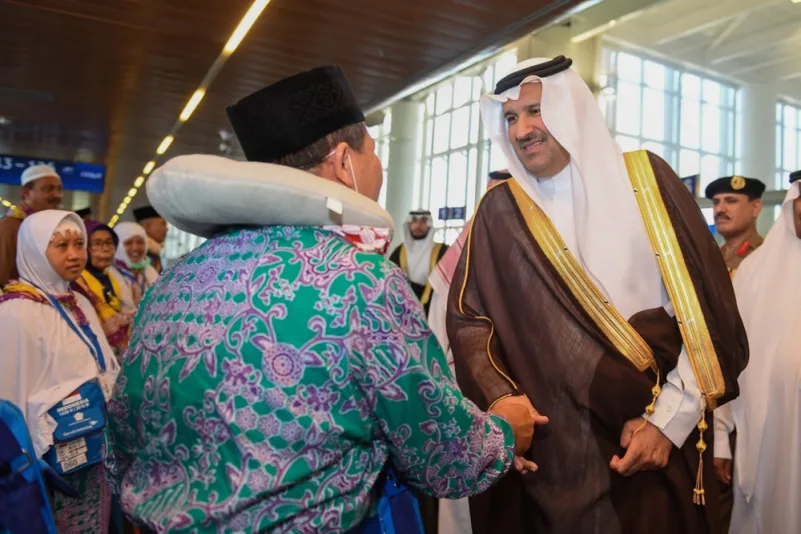 أمير المدينة يشيد بمساهمة السعوديات في إنهاء إجراءات الحجاج