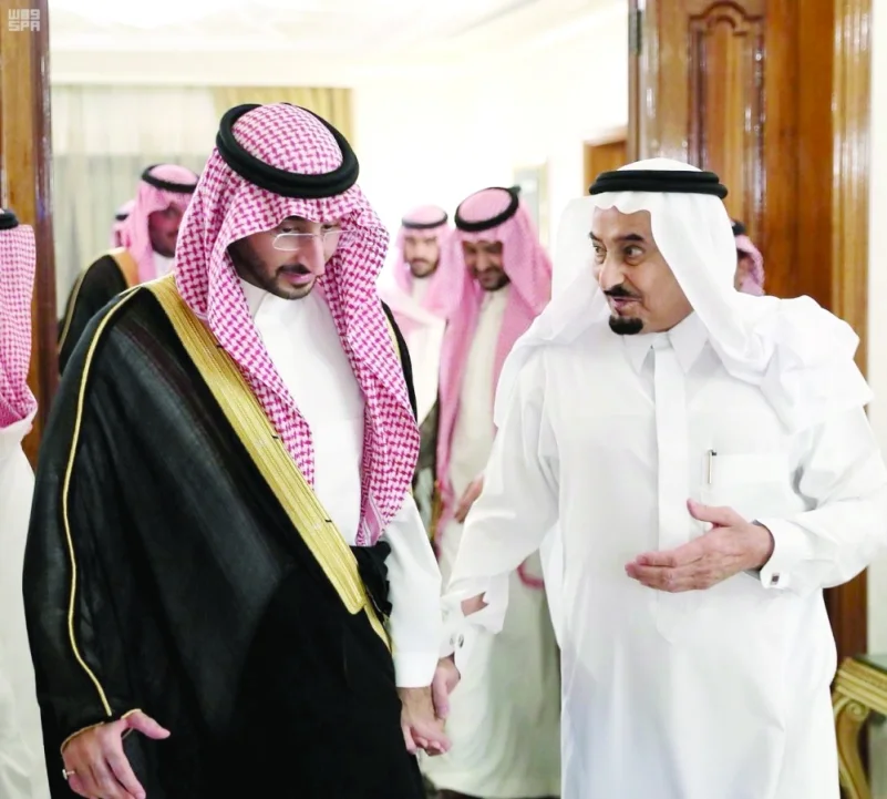 عبدالله بن بندر يعزي فيصل بن تركي وأسرة رئيس محكمة مكة