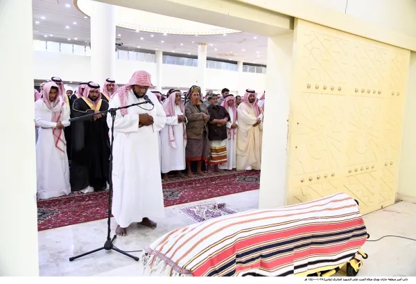 نائب أمير جازان يؤدي صلاة الميت على الشهيد الجابري