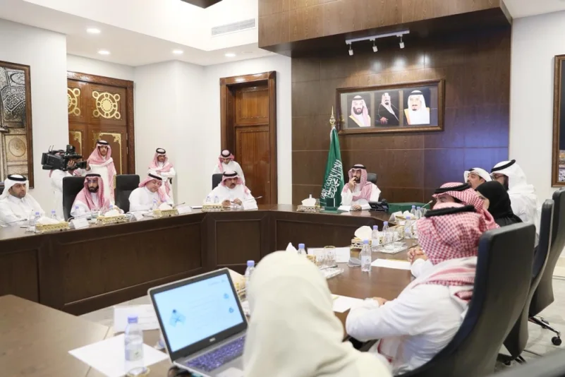 أمير مكة بالنيابة يطلع على تطبيق لتقييم 80 ألف خدمة حكومية