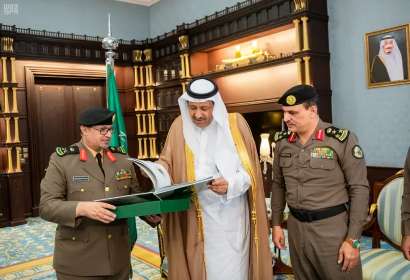 أمير الباحة يتسلم التقرير السنوي للقطاعات الأمنية بالمنطقة