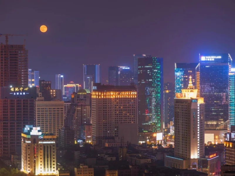 قمران لإضاءة شوارع الصين ليلا في 2020