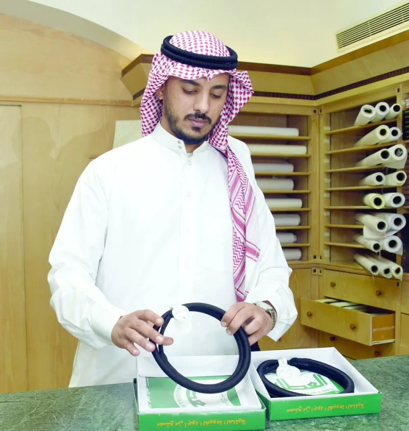 3 شباب سعوديين يقهرون البطالة ببيع الأقمشة والأشمغة