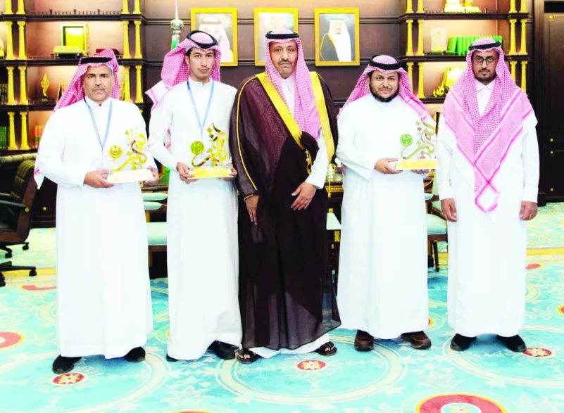 أمير الباحة يستقبل النحالين الفائزين بجوائز خارجية