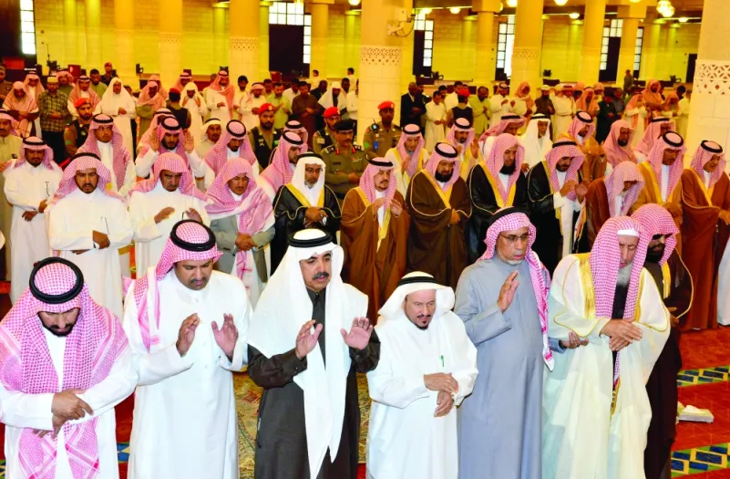 أمير الرياض يؤدي صلاة الميت على والدة الأمير فيصل بن محمد