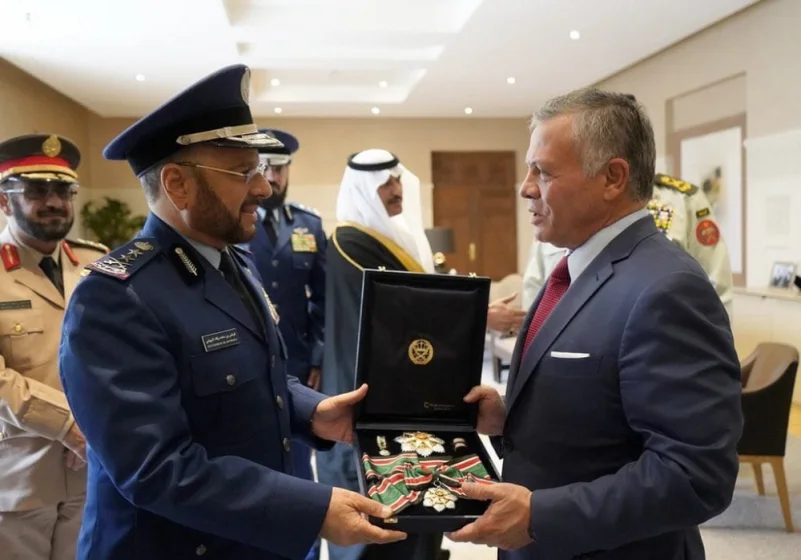 رئيس الأركان يتسلم وسام الاستحقاق العسكري من ملك الأردن