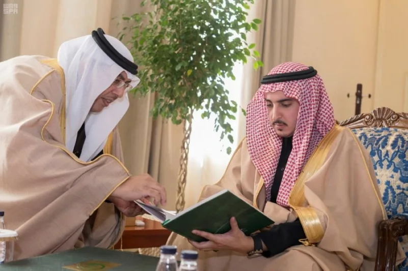 أمير الجوف يستعرض مع أمين المنطقة المشروعات والخدمات البلدية