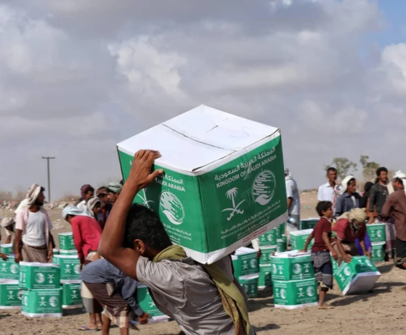 "سلمان للإغاثة" يوزع 1,250 سلة غذائية بمديرية تبن في لحج