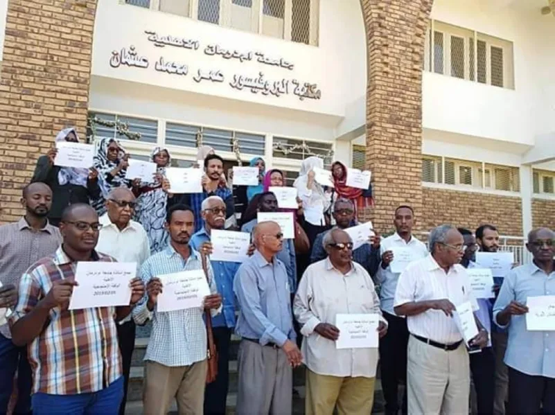 الشرطة السودانية تفرق مظاهرة للمدرسين بالخرطوم احتجاجًا على مقتل زميل لهم