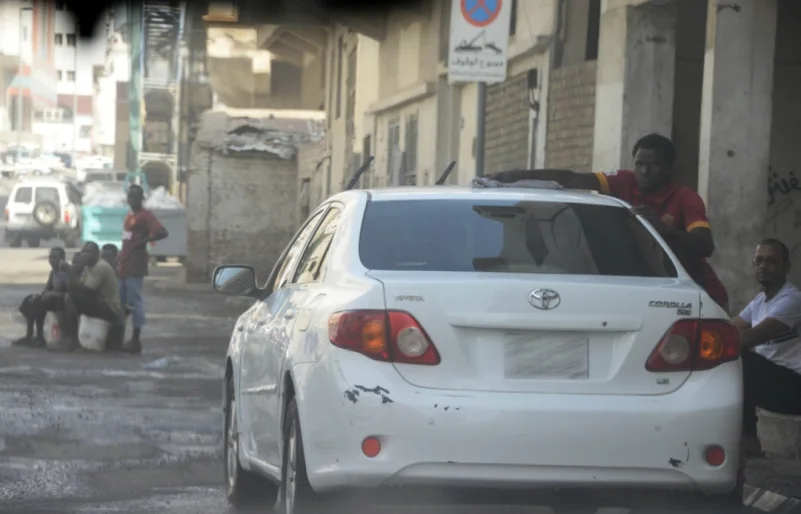 عمالة مخالفة تنافس مغاسل السيارات في مكة