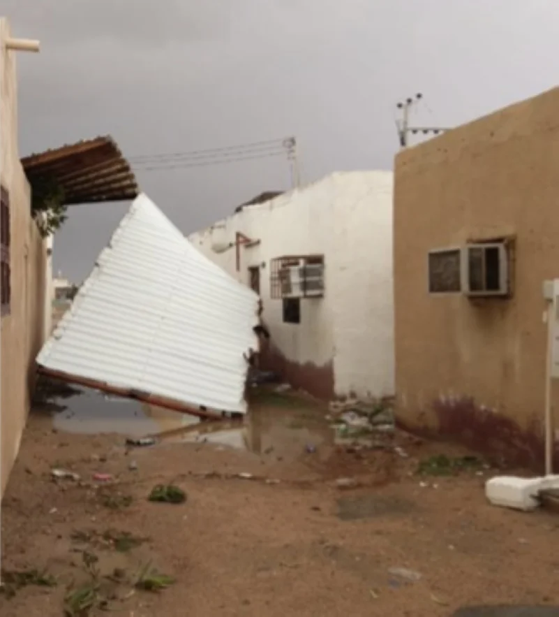 مدني ينبع ينقذ طفلين معاقين سقط سقف منزلهما