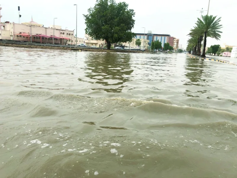 أمطار ينبع تحول الشوارع إلى «بحيرات»