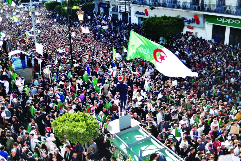 الجزائريون في الشوارع: "لن تزيد دقيقة يا بوتفليقة"