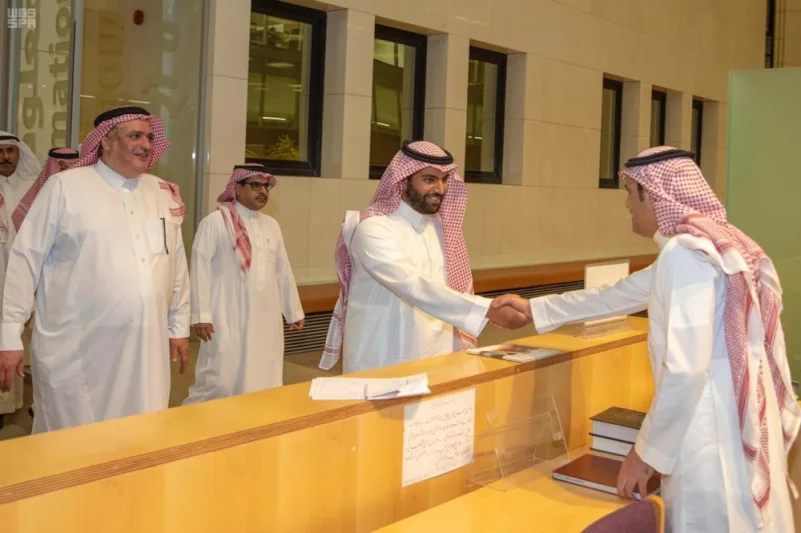 وزير الثقافة يتفقد مكتبة الملك فهد الوطنية