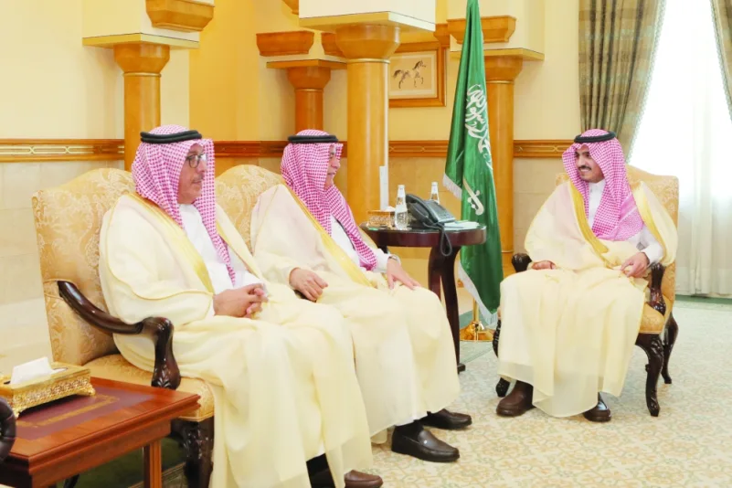 أمير مكة بالنيابة يستعرض تطوير لوائح الخدمة المدنية