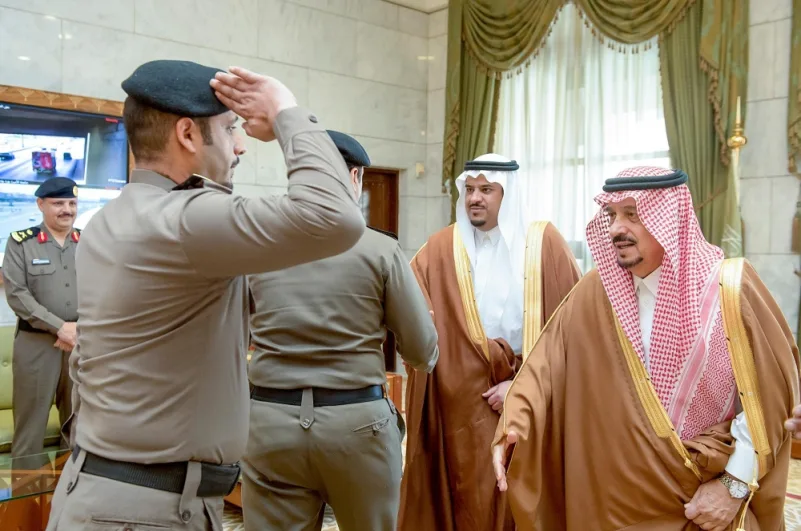 أمير الرياض يستقبل منسوبي مديرية السجون وعدداً من النزلاء