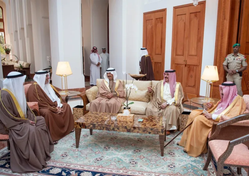 خادم الحرمين الشريفين وملك مملكة البحرين يعقدان لقاءً أخوياً