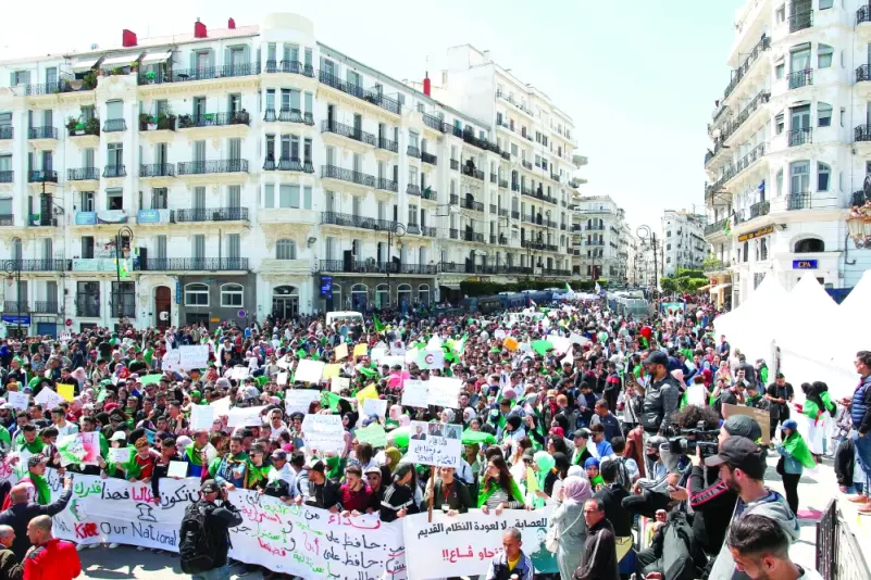 آلاف الطلاب يتظاهرون وسط العاصمة الجزائرية