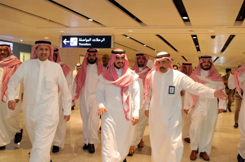 بدر بن سلطان يتفقد مطار الملك عبدالعزيز الدولي