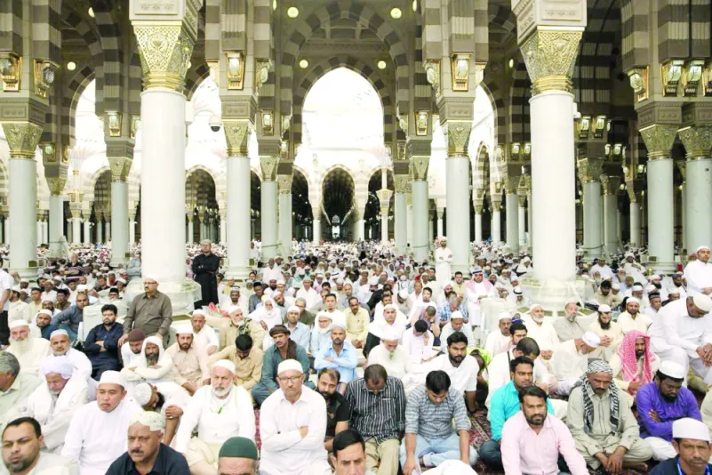 جموع المصلين يؤدون أول جمعة في رمضان بالحرمين