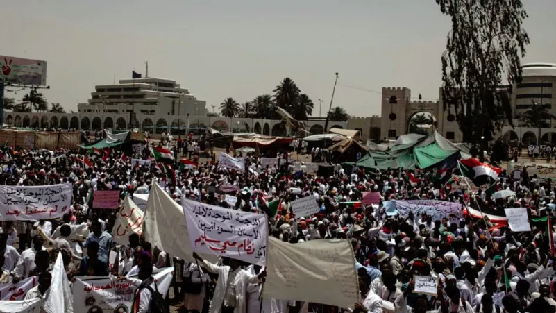 السودان: الحوار بين العسكريين وقادة الاحتجاجات يستأنف غدًا