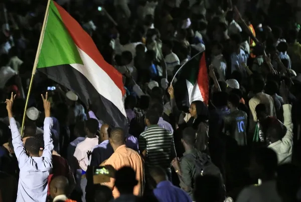الجيش السوداني يزيل المتاريس.. وإطلاق نار قرب الاعتصام