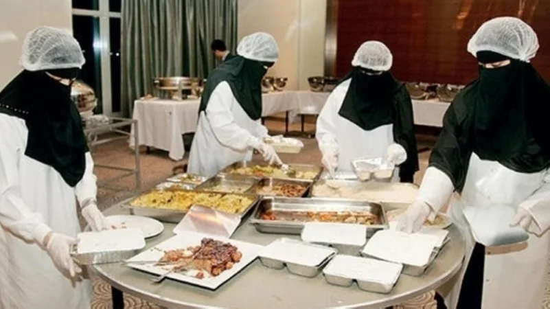 الشباب المتطوعون يوزعون الإفطار لـ4 آلاف أسرة
