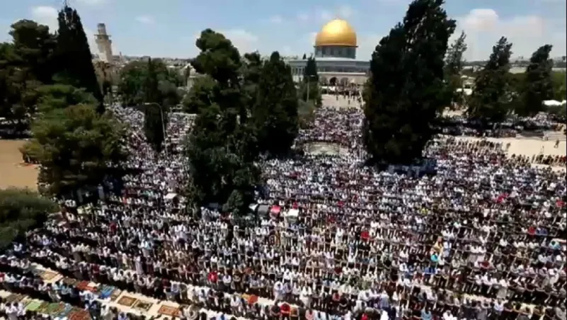 عشرات الآلاف يصلون الجمعة الثانية من رمضان بالمسجد الأقصى