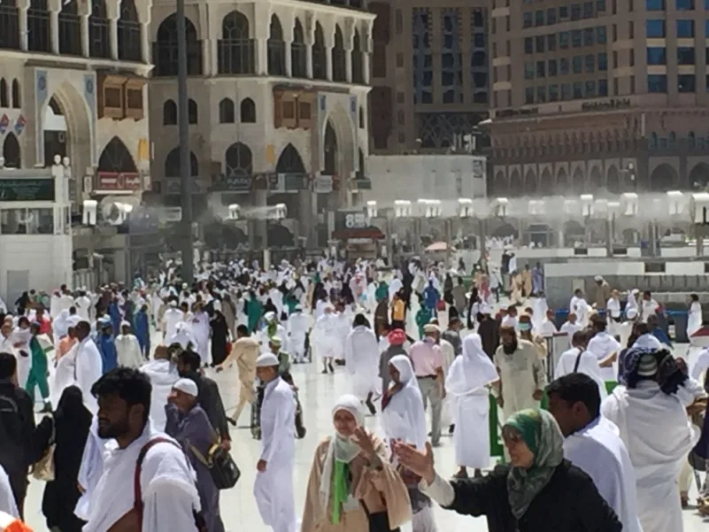 جموع المصلين يؤدون الجمعة بالمسجد الحرام وسط أجواء ايمانية وخدمات متكاملة