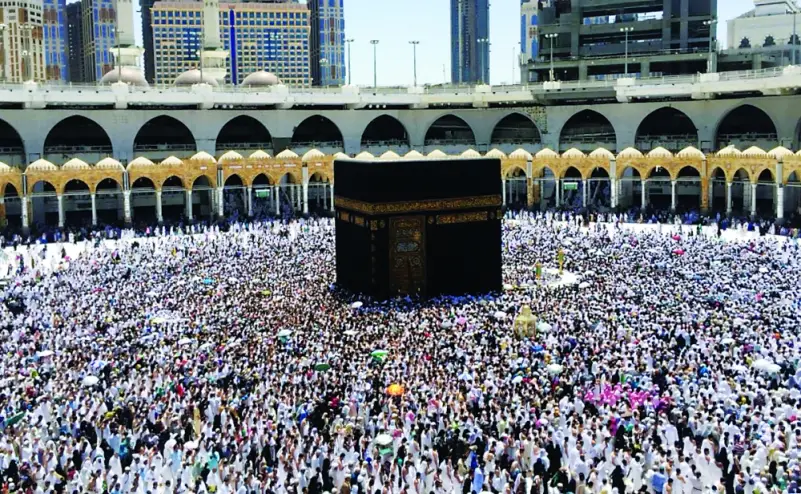 جموع المصلين يؤدون الجمعة الثالثة من رمضان بالمسجد الحرام