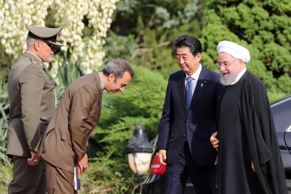 رئيس وزراء اليابان في إيران لمحاولة خفض التوتر بين طهران وواشنطن