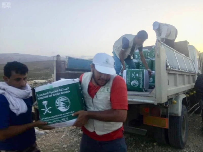 "سلمان للإغاثة" يوزع 248 كرتونًا من السلال الغذائية في مديرية قلنسية بمحافظة سقطرى