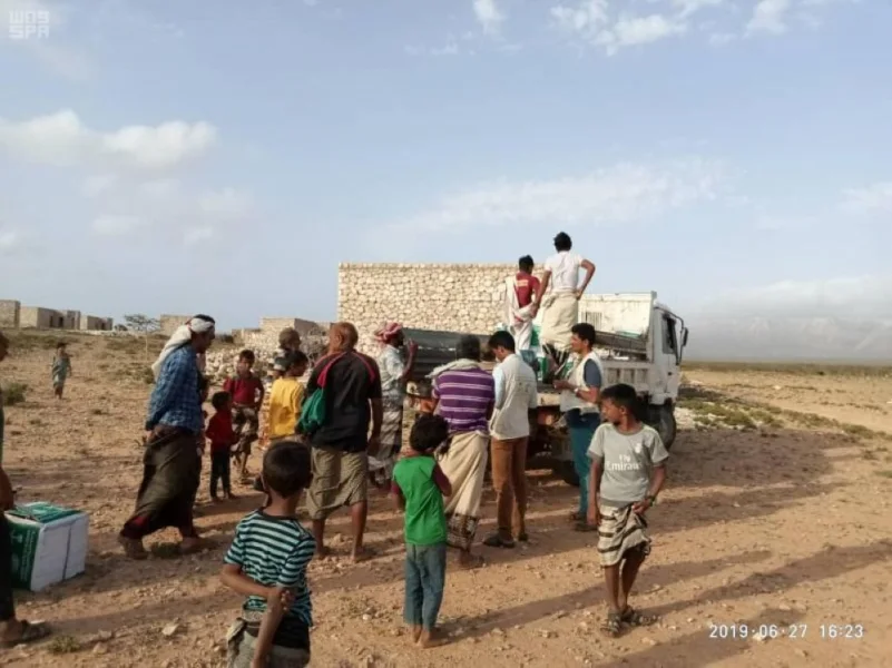 "سلمان للإغاثة" يوزع 120 كرتونا من السلال الغذائية في محافظة سقطرى
