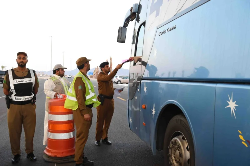 "أمن الطرق" تكثف جهودها تزامنًا مع تفويج الحجاج من المدينة إلى مكة