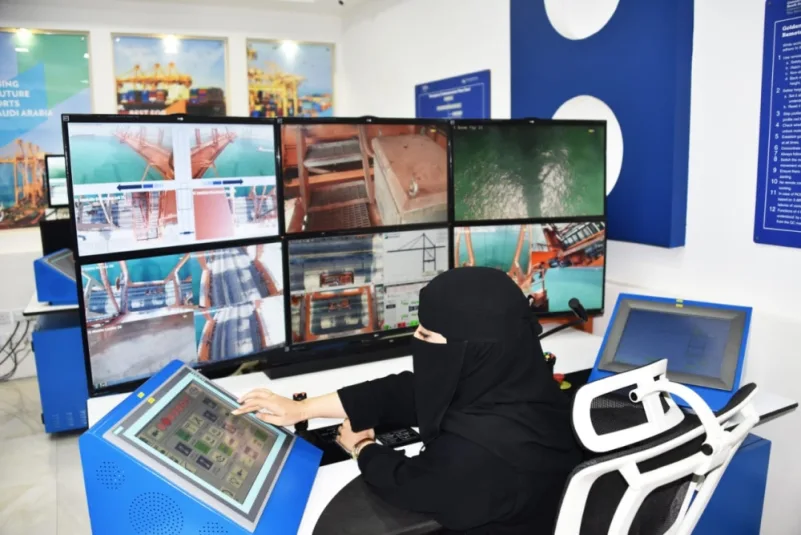 المرأة السعودية تقتحم مجال تشغيل الرافعات العملاقة