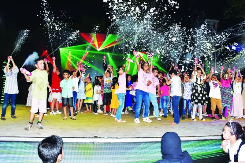 الفعاليات المسرحية تجذب زوار مهرجان شاطئ أملج