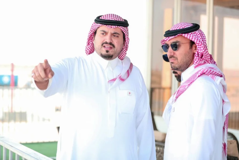 الأمير عبدالعزيز الفيصل يتفقد ميدان الطائف لسباقات الهجن