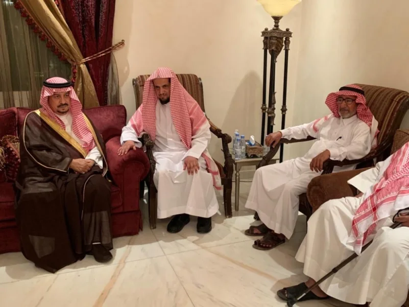 أمير الرياض يعزي النائب العام في وفاة والده