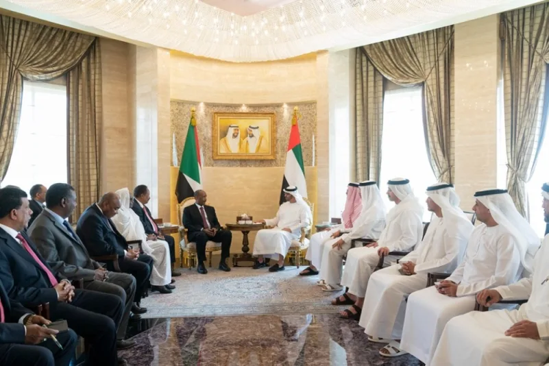 محمد بن زايد يبحث مع البرهان وحمدوك تعزيز العلاقات الإماراتية السودانية