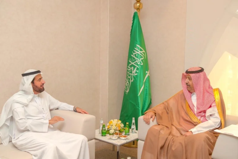 أمير الباحة يبحث مشاريع المنطقة مع وزير الصحة